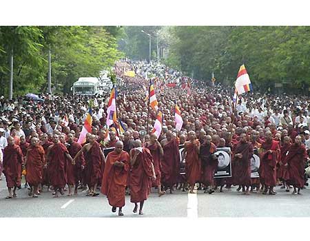 http://ragingtachikomablog.mee.nu/images/Burma-Protest2.jpg